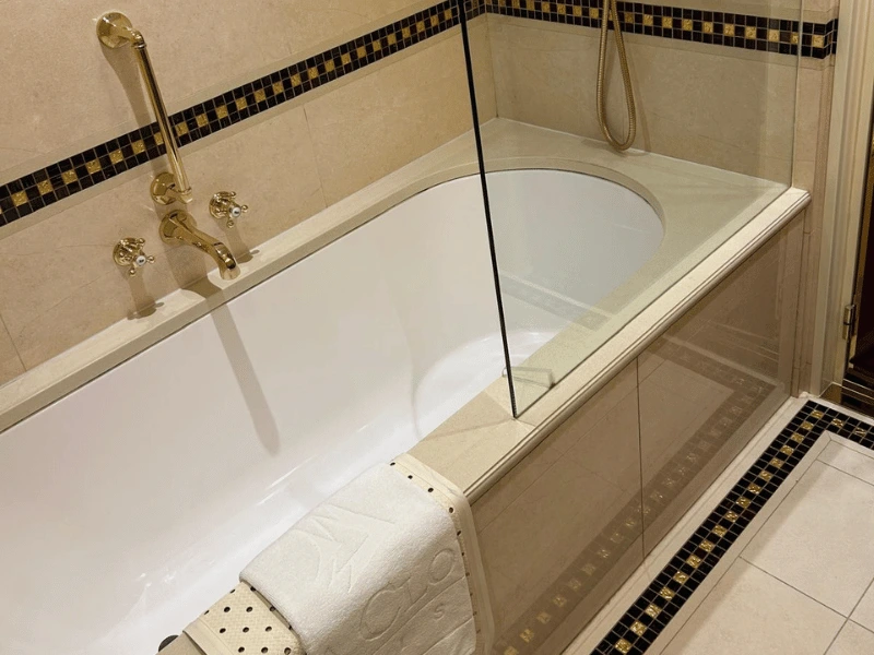 Full-size bath and overhead shower in a Sea Cloud Spirit junior suite