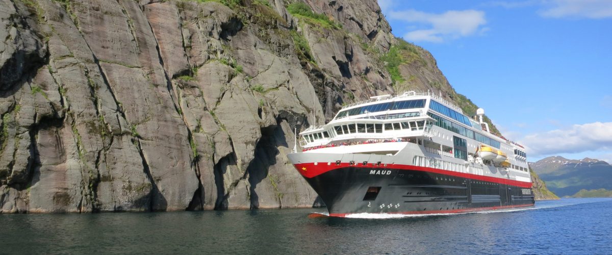 Kirkenes - Bergen. MS Trollfjord på vei inn i Trollfjorden